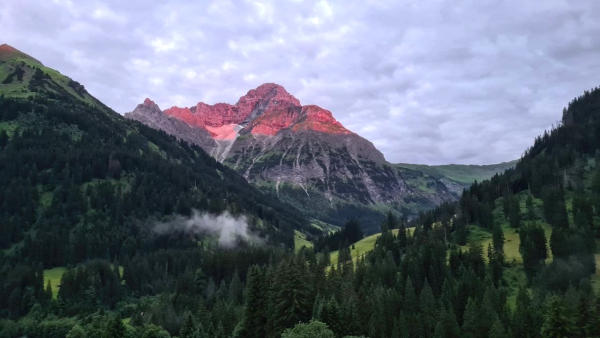 045 Alpengluehn